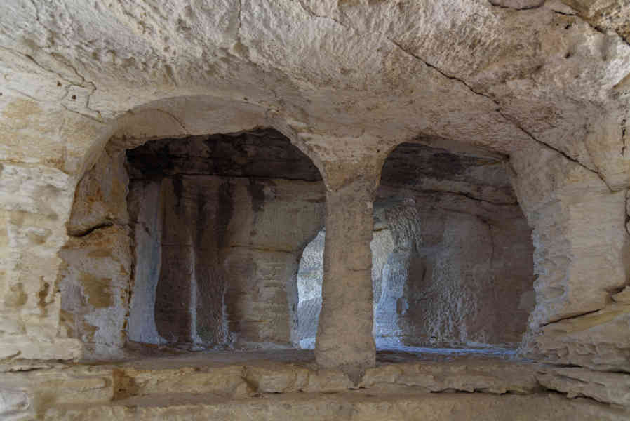 Francia - Beaucaire 016 - abadía troglodita de Saint-Roman.jpg